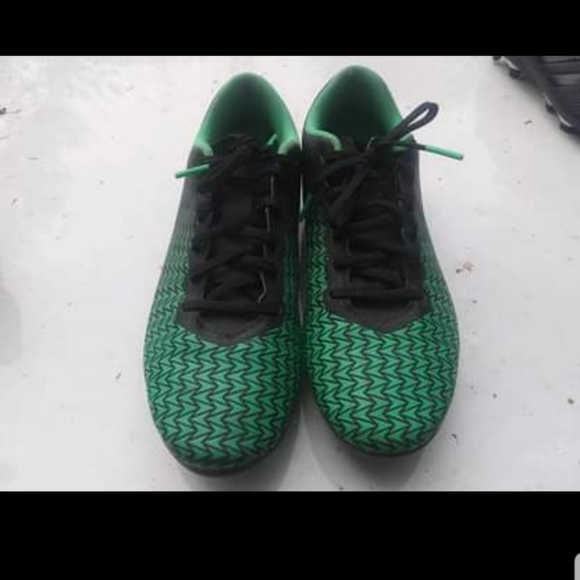 Under Armour Soccer Cleats - Picture 3 of 3